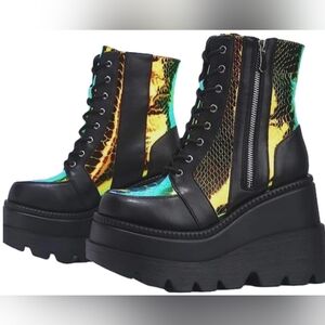 Holographic platform boots